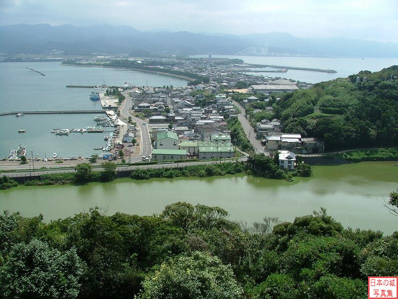 本丸からの眺め。手前は袋池、富岡港も見える。