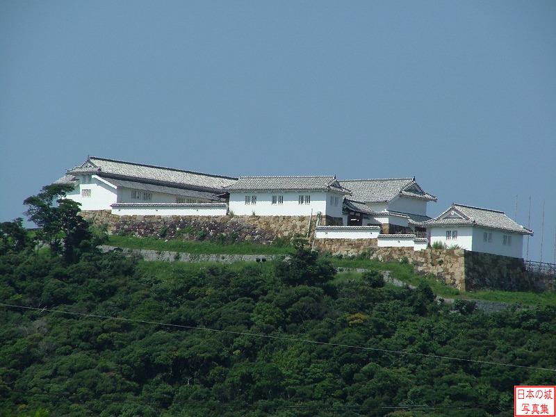 山麓から見る富岡城