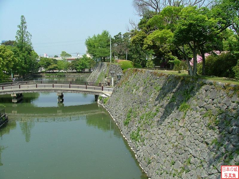 八代宮の神道。城の石垣を撤去し道が造られた。