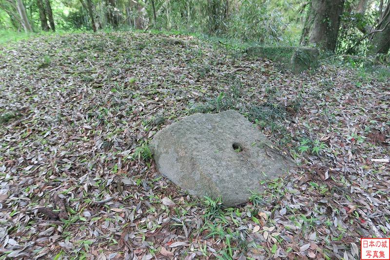 笠間城 天守曲輪 天守曲輪へと向かう道の土橋手前に、平らで中央に丸い穴の開いた石がある。どういう役割の石であったのだろうか。