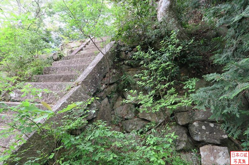 笠間城 天守曲輪 天守跡に建つ佐志能神社への石段は、石垣崩落・神社崩壊の危険性があることから立ち入り禁止であった。