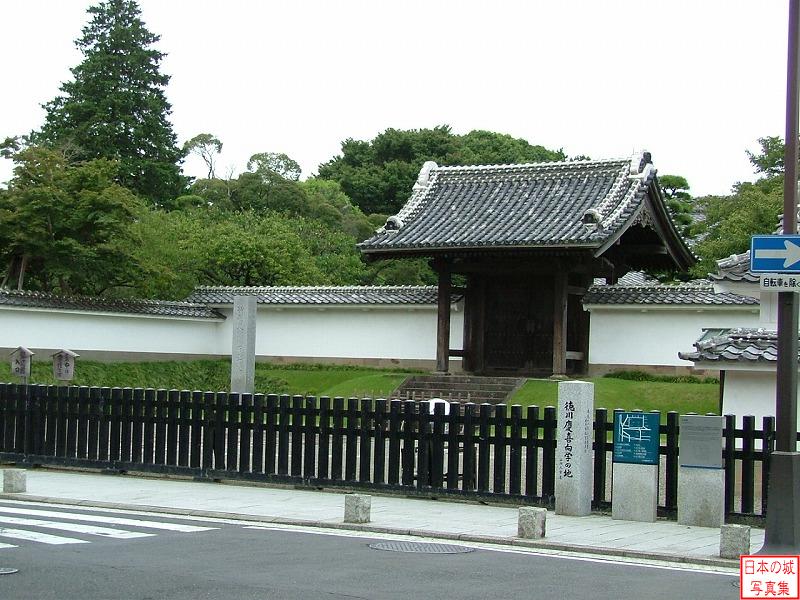 弘道館は水戸藩の藩校で、天保12年(1841)に開館し、安政4年(1857)に本開館した。江戸幕府の最後の将軍・徳川慶喜も水戸藩邸に産まれ、弘道館で学んだ。