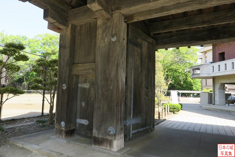 水戸城 薬医門 薬医門の左側のようす。かなり太い木材が使われたしっかりした造り
