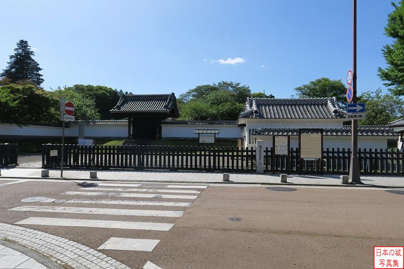 水戸城 弘道館 正門 弘道館。水戸城三の丸に設置された藩校で、非常に広大な面積で日本最大規模であった。現在でも正門、正庁、至善堂などが現存し、藩校の残存度としては全国随一である。