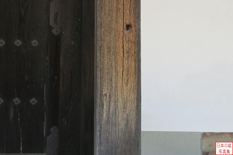 水戸城 弘道館 正門 弘道館正門の右の門柱。門柱に開いている穴は明治元年(1868)の弘道館戦争の際についた弾痕。弘道館の建物は、明治元年(1868)の水戸藩内の抗争である弘道館戦争で多くを焼失。明治五年(1872)の学制発布により閉鎖され、その後は県庁舎や学校の仮庁舎として使われた。