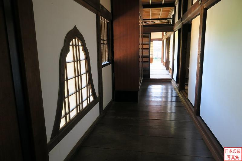 水戸城 弘道館 正庁内部 正庁の通路（入側）。華灯窓が美しい