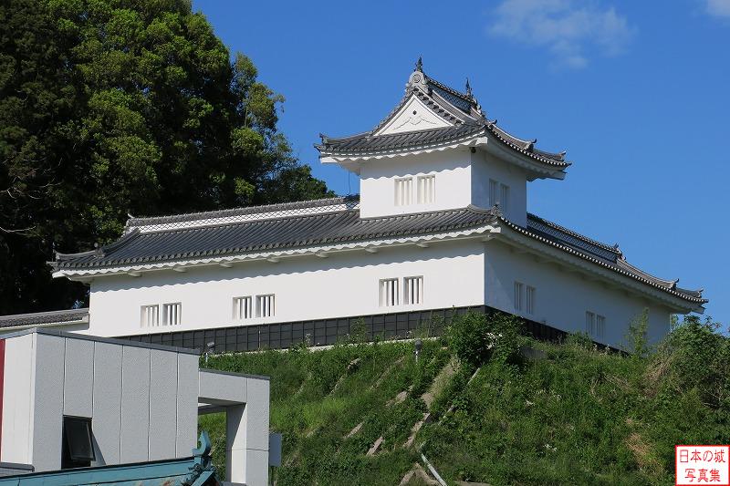水戸城 二の丸角櫓 外観 二の丸角櫓を拡大して撮る。どうしても他の建物が入ってしまう。