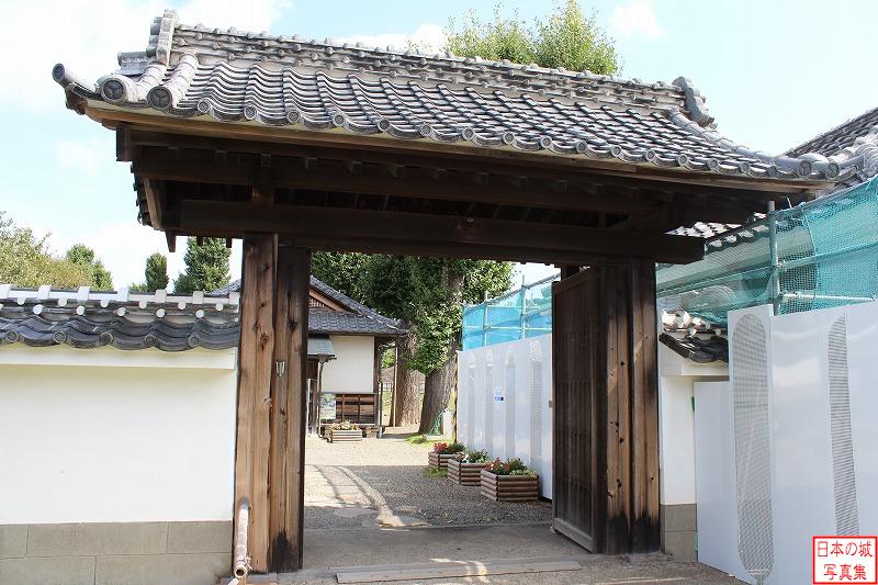 水戸城 弘道館 正門を内側から。正門は天保12年(1841)の開館時に建てられたもの。明治元年(1868)に起こった弘道館の戦いの跡が残る。