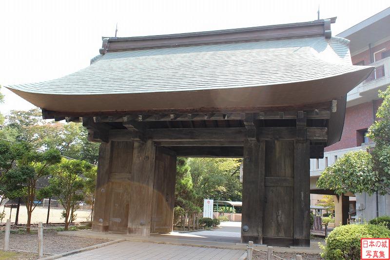 橋詰門。薬医門形式。当時の門が水戸第一高校に移築されている。