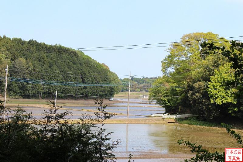 稲荷神社付近からの眺め。水田が広がる。往時には沼に囲まれた要衝であった。