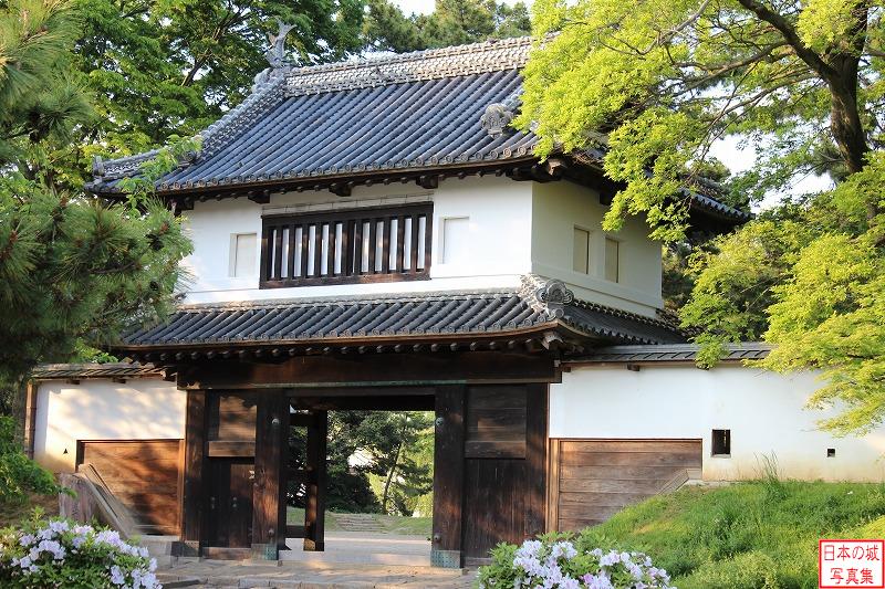 櫓門（太鼓門）。慶安年間(1648～1652)の建築と伝わる。その後、明暦二年(1656)に改築されたと伝わる。