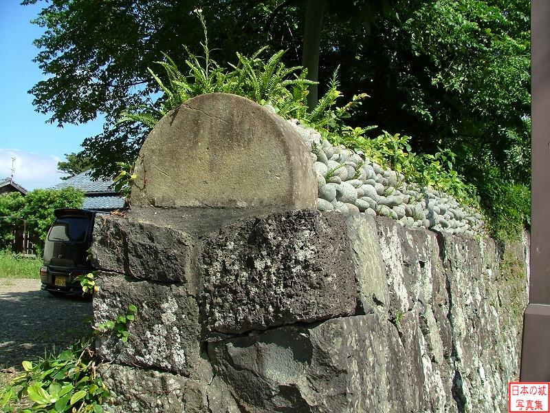 武家屋敷の塀。小石が積まれ、両端を半円状の石で抑えられている