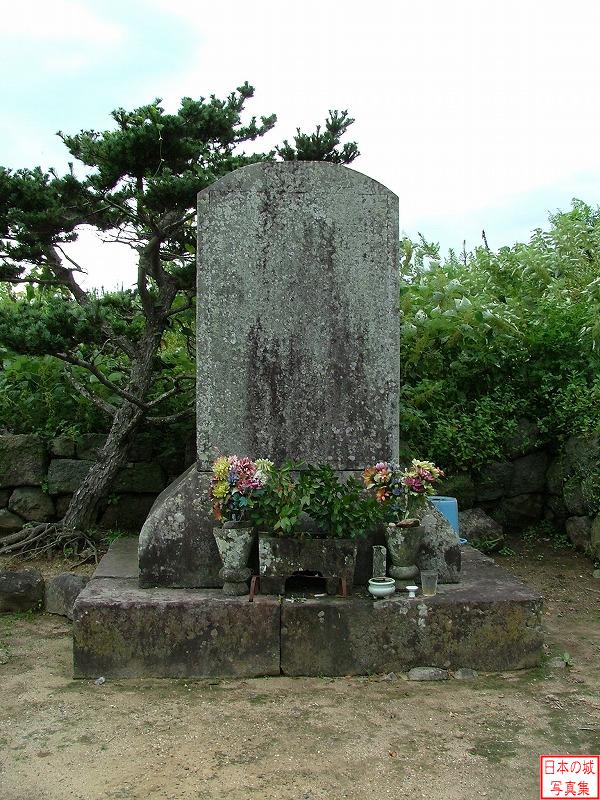 板倉正重石碑。延宝九年(1681)に造られたもの。板倉正重は島原の乱の際に幕府軍の将として出陣したが、一揆軍に敗れ戦死した。