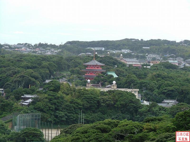 平戸城 城下 天守から見る最教寺。松浦鎮信(法印)の墓がある