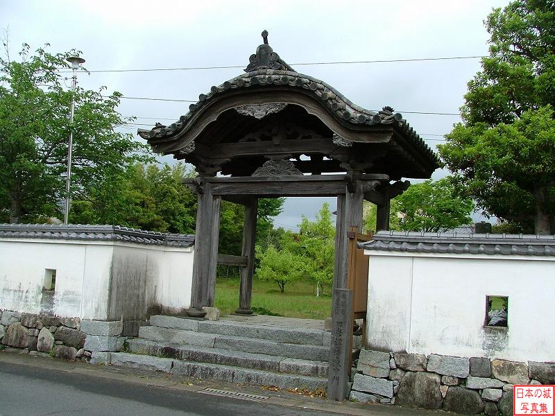 旧唐津藩校中門。享和元年(1801)の創建。