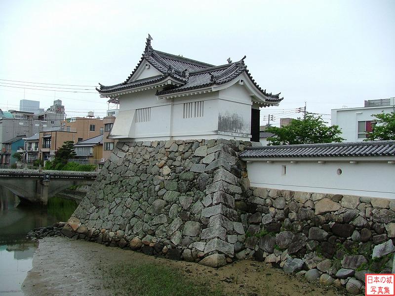 唐津城 肥後堀・三の丸 三の丸辰巳櫓。三の丸南東隅に建てられていた。平成4年に復元されたもの。