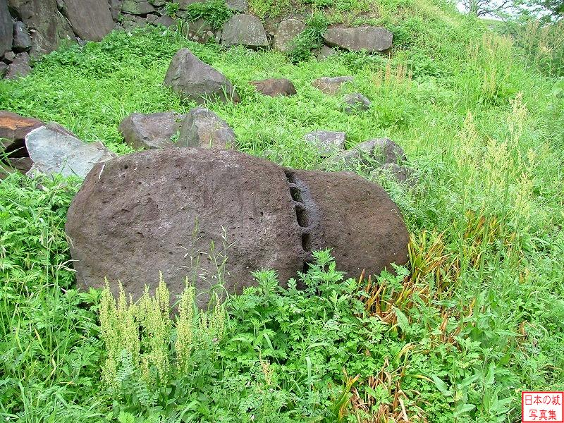 名護屋城 二の丸 加工途中の石が放置されている