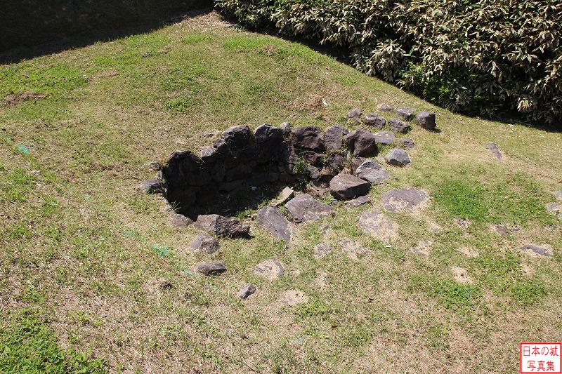 名護屋城 大手口・大手道 大手口前井戸。石敷と石組溝で構成される。深さ約1.6mと浅いもの。