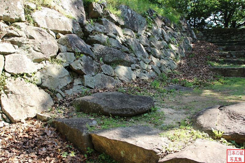 名護屋城 本丸 階段途中には門の礎石がある