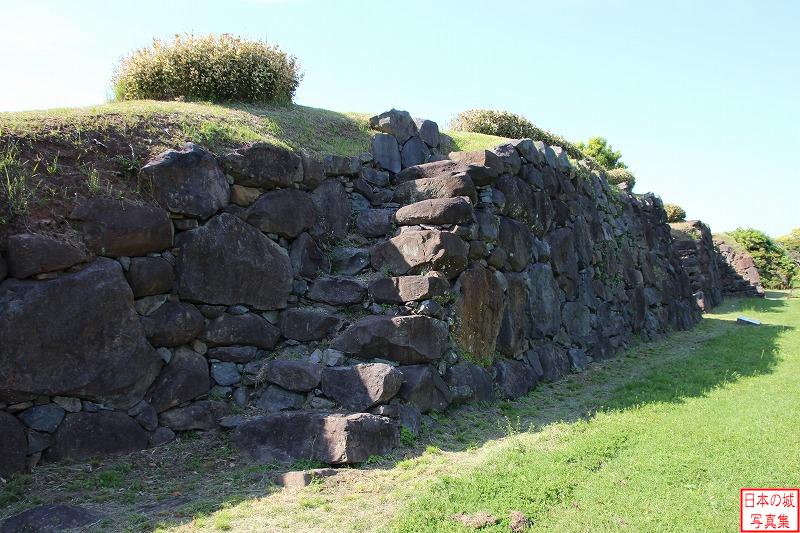 相坂石垣。曲輪の縁の石垣に登るための施設。破城時に徹底的に破壊されたが、近年復元された。