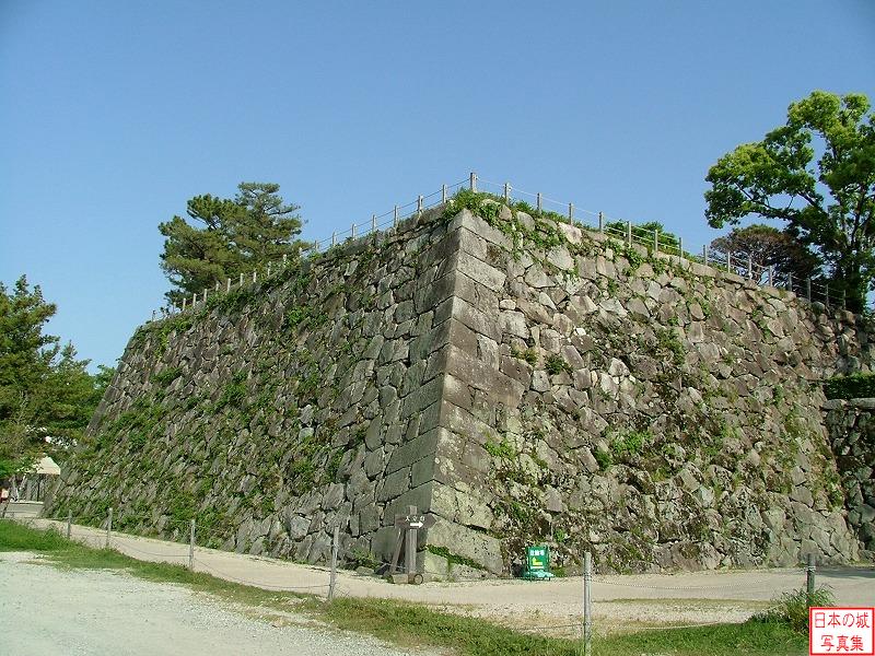 天守台石垣。かつては慶長14年(1609)創建の5層の天守が建っていたが、享保11年(1726)に焼失した。