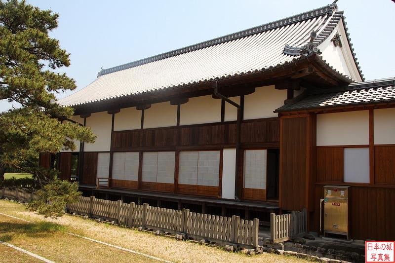 御座間・堪忍所。第15代藩主・鍋島直正の居間であった。この部分は天保9年(1838)に建てられたものが現存する。昭和に一度移築され公民館として使用されたが、御殿復元時に元の位置に戻された。