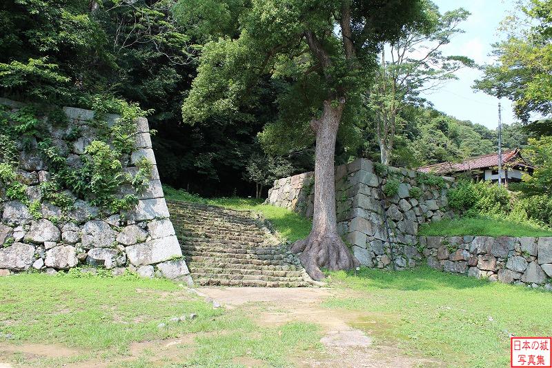 米子城 枡形門跡 枡形門内部の様子。左側には高い石垣がそびえる。