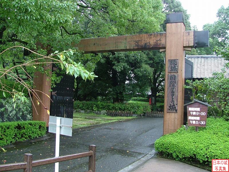 綾城入口の冠木門