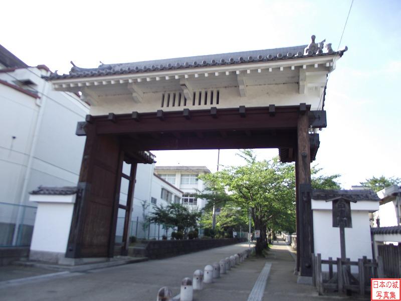 伊賀上野城 城内 白鳳門。模擬復元された門