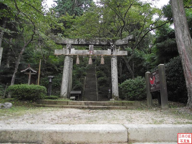鹿野城 山城部 山城部への入口。城山神社の鳥居が建つ。