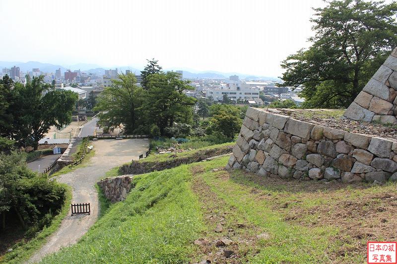 鳥取城 二の丸へ 三の丸から見る石垣