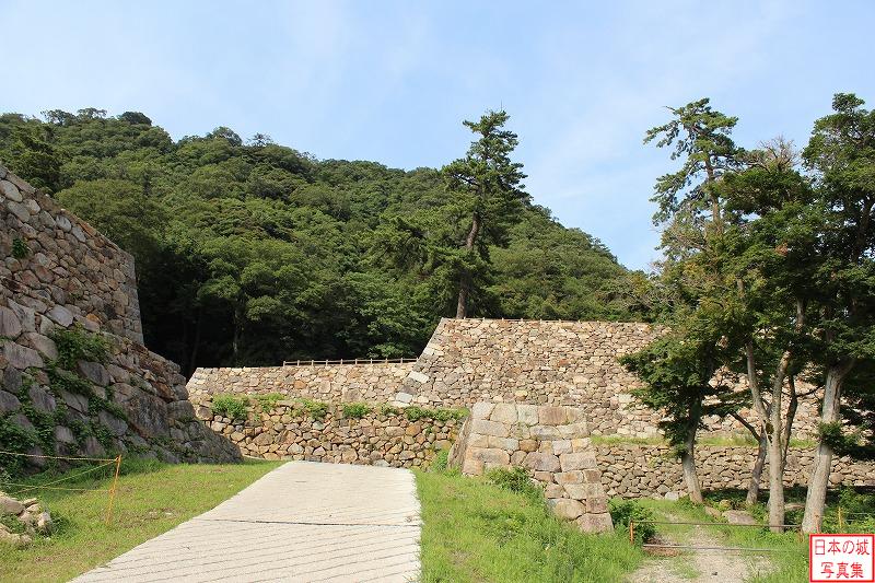 鳥取城 表御門跡へ 正面は天球丸石垣。左は二の丸石垣。通路突当りを左折し城内へ。