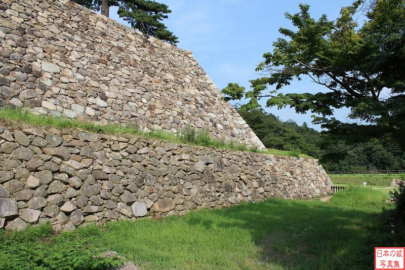 鳥取城 表御門跡へ 天球丸下の曲輪の石垣