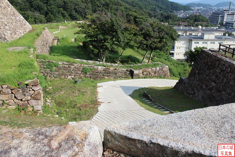 鳥取城 二の丸表御門跡 大菱櫓跡の石垣上から見下ろす