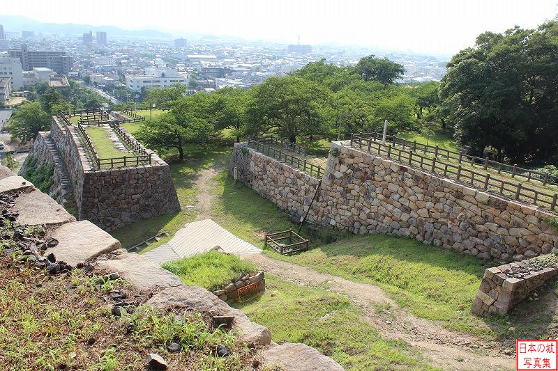 鳥取城 二の丸表御門跡 天球丸から表御門跡を見下ろす