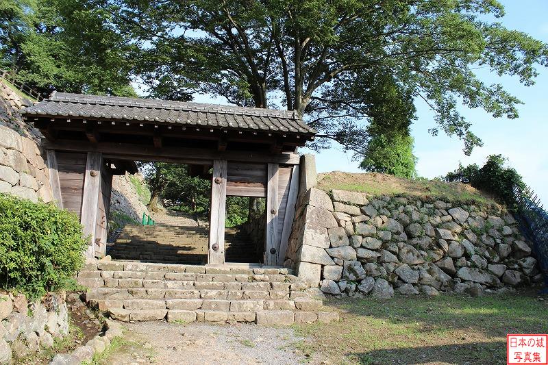 中仕切門。鳥取城に残る唯一の城門。一度台風にて倒壊するが、昭和五十年に復旧された。その際に木材・瓦は新調された。