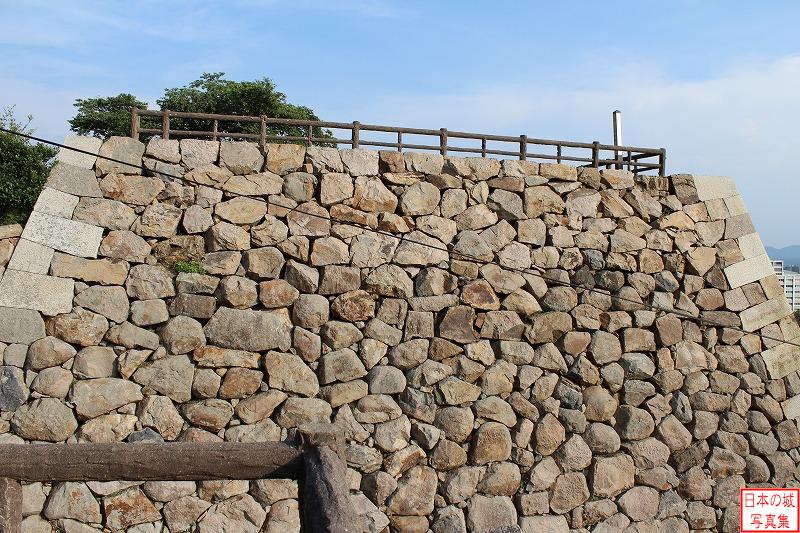 鳥取城 二の丸三階櫓跡 三階櫓跡石垣。昭和十八年の鳥取大地震で鳥取城の石垣は崩壊し、三階櫓跡の石垣も崩れてしまった。昭和三十四年に復元が始まり、七年かけて完成した。