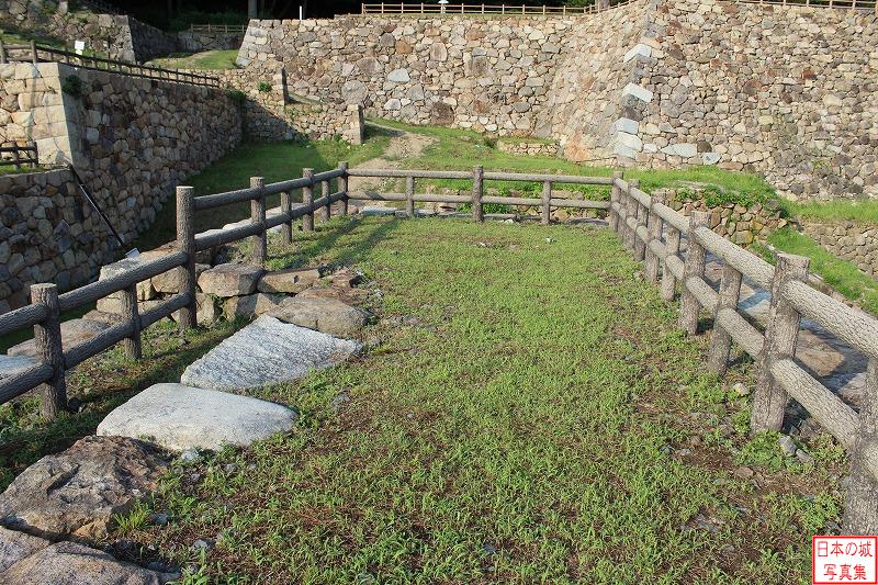 鳥取城 二の丸表御門跡 表御門跡を構成する石垣。手前には菱櫓跡がある。