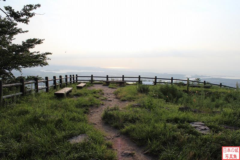 鳥取城 天守櫓跡 天守櫓跡のようす。日本海が見える。