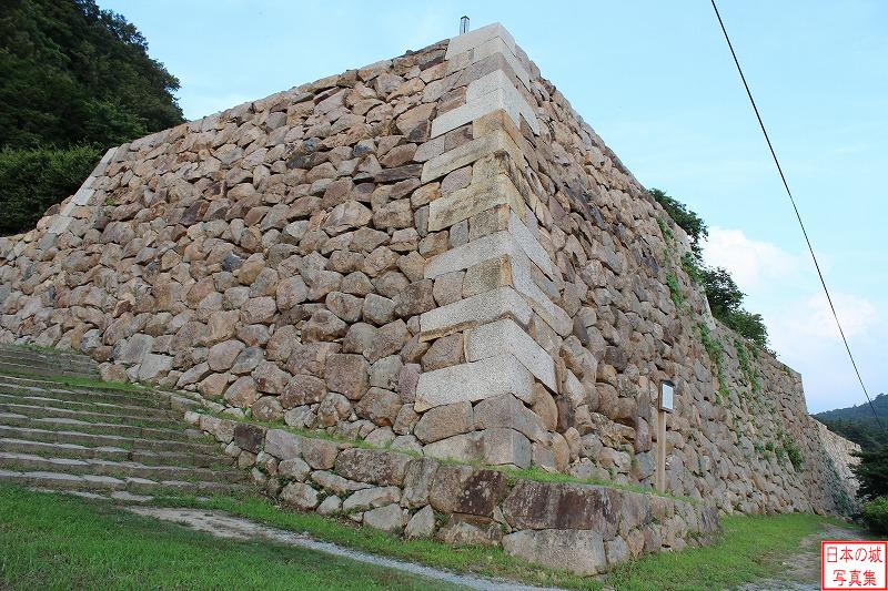 鳥取城 二の丸三階櫓跡 二の丸三階櫓跡の石垣。三階櫓は山頂の天守が焼失した後は、鳥取城のシンボルであった。
