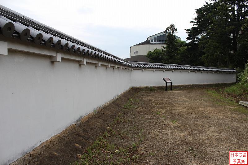 伊勢亀山城 二の丸北帯曲輪 復元された土壁。古写真には狭間が見えないため、この壁にも狭間は設けられていない。