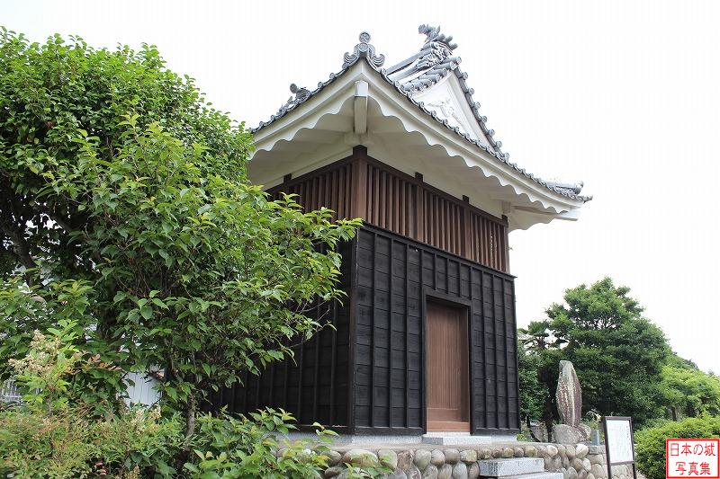 移築櫓（蓮花寺鐘楼）。神戸城の太鼓櫓であったもの。明治8～9年の廃城の際に移築された。建造年代は不明だが、江戸時代後期（寛延元年(1748)以降）と考えられるとのこと。