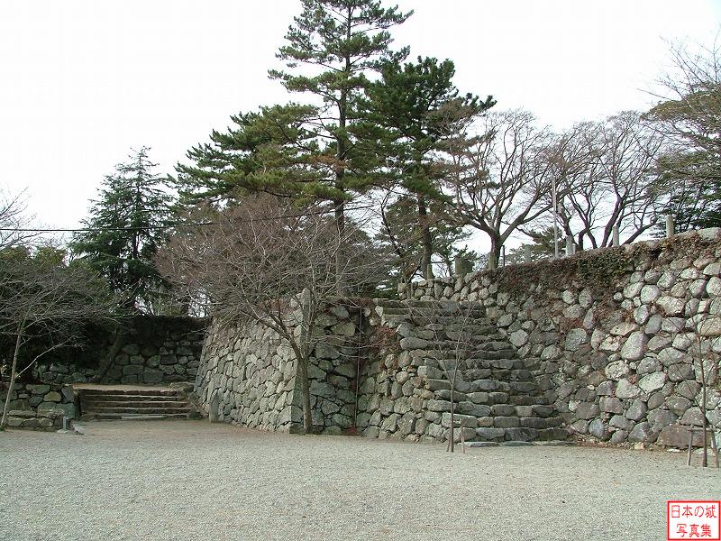 松坂城 本丸 本丸への登り口。左右の２ルートがある