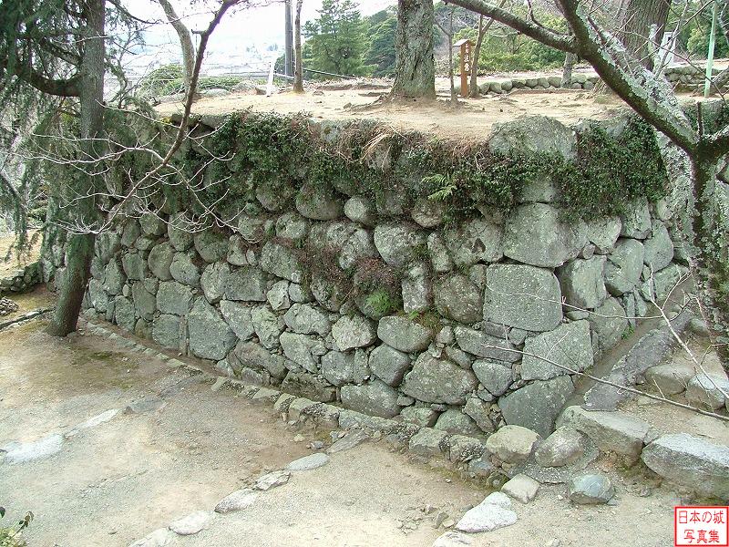 松坂城 本丸 金の間櫓跡から本丸への登り口石垣を見る