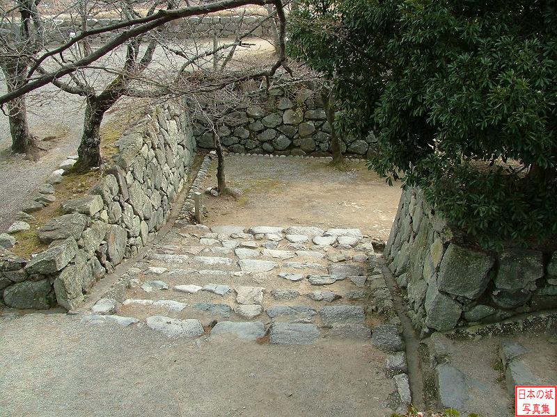 松坂城 本丸 金の間櫓跡から本丸への登り口を見る