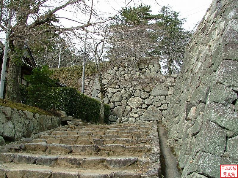 中御門への階段。左手は隠居丸跡