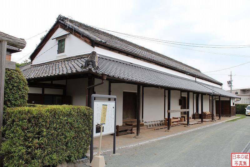 松坂城 米蔵 米蔵。平屋建ての土蔵で、かつて隠居丸に建っていた３棟の土蔵のうちの米蔵で、当地に移築されたと伝わる。
