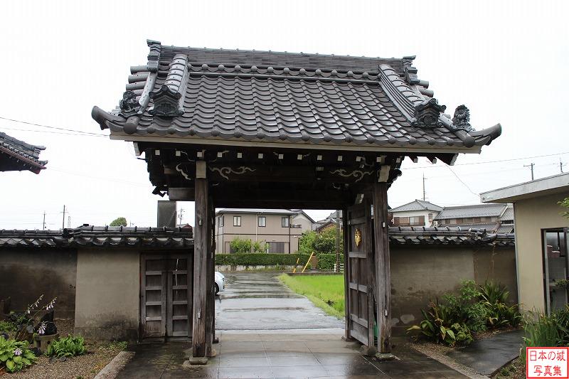 長島城 移築城門（願証寺） 門を内側から