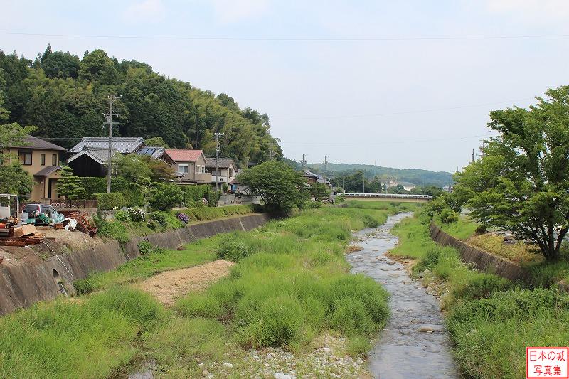 城の脇を流れる阪内川