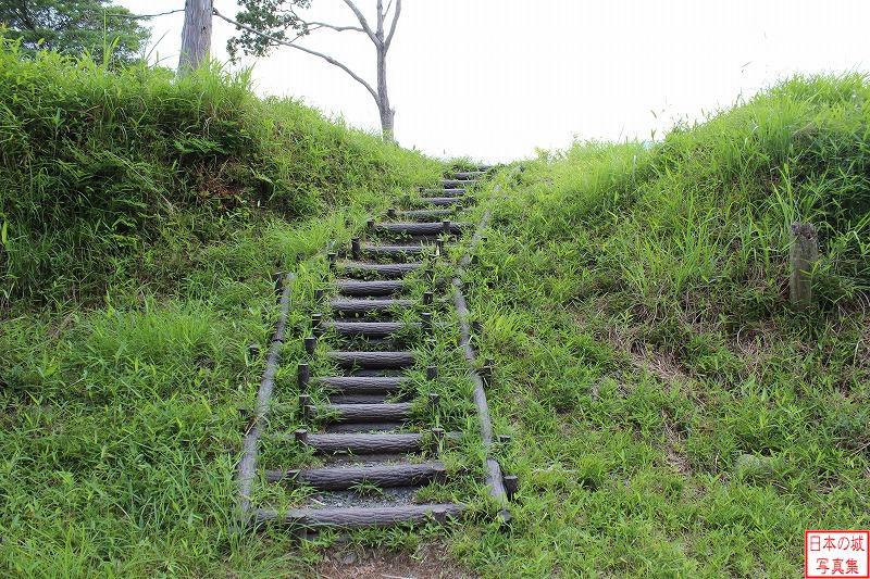 五箇篠山城 城の西側 上段への階段